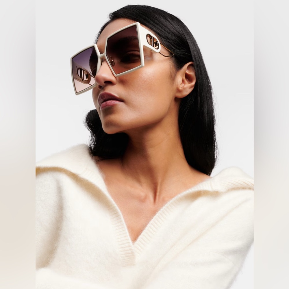 Christian Dior 30Montaigne SU
over-sized white sunglasses